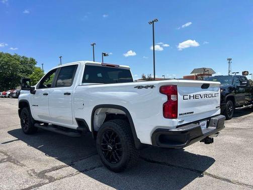 Summit White 2026 Chevrolet Silverado 2500 Custom