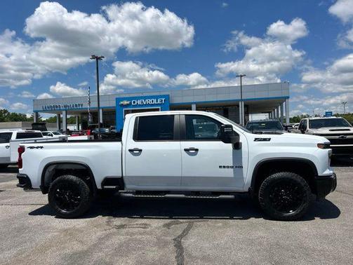 Summit White 2026 Chevrolet Silverado 2500 Custom
