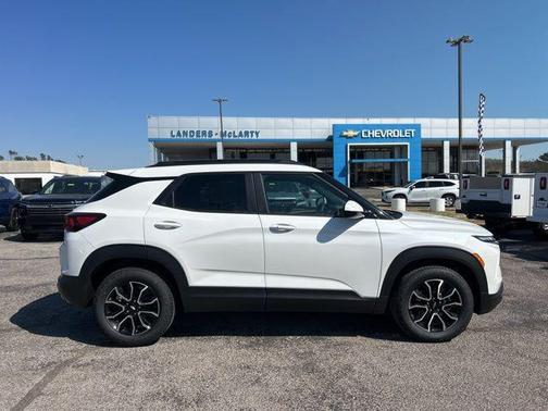 Iridescent Pearl Tricoat 2026 Chevrolet Trailblazer ACTIV