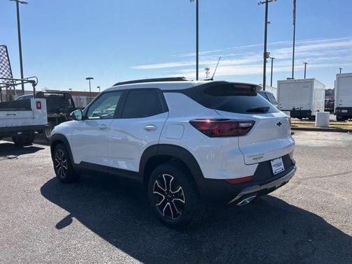 Iridescent Pearl Tricoat 2026 Chevrolet Trailblazer ACTIV