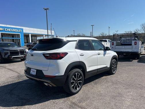 Iridescent Pearl Tricoat 2026 Chevrolet Trailblazer ACTIV