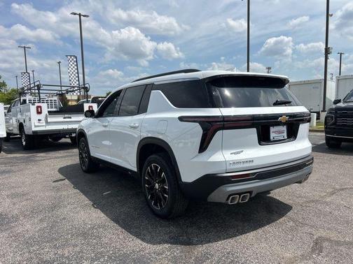 Summit White 2026 Chevrolet Traverse LT