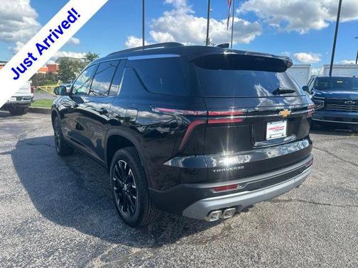 Mosaic Black Metallic 2026 Chevrolet Traverse LT