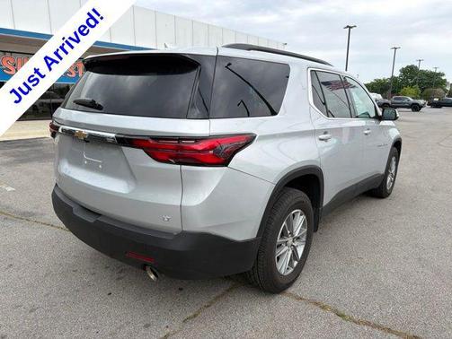 Silver Ice Metallic 2022 Chevrolet Traverse LT Cloth