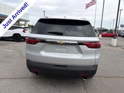 Silver Ice Metallic 2022 Chevrolet Traverse LT Cloth
