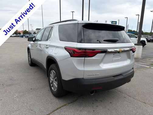 Silver Ice Metallic 2022 Chevrolet Traverse LT Cloth