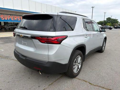 Silver Ice Metallic 2022 Chevrolet Traverse LT Cloth