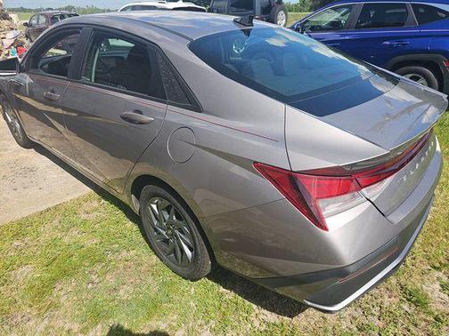 Fluid Metal 2024 Hyundai ELANTRA SEL