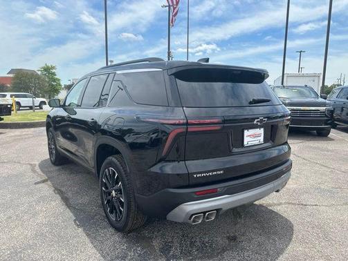Mosaic Black Metallic 2026 Chevrolet Traverse LT