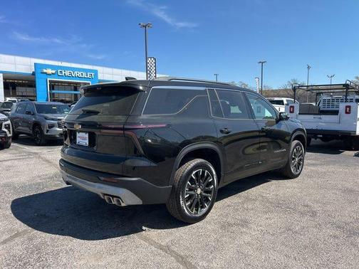 Mosaic Black Metallic 2026 Chevrolet Traverse LT
