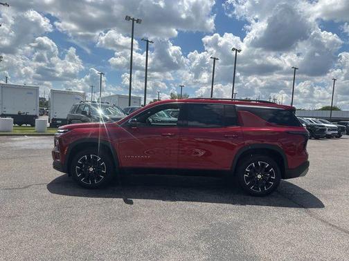Radiant Red Tintcoat 2026 Chevrolet Traverse LT