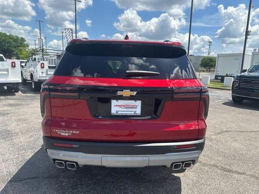 Radiant Red Tintcoat 2026 Chevrolet Traverse LT
