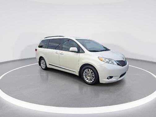Blizzard Pearl 2017 Toyota Sienna XLE
