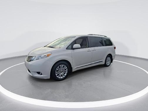 Blizzard Pearl 2017 Toyota Sienna XLE