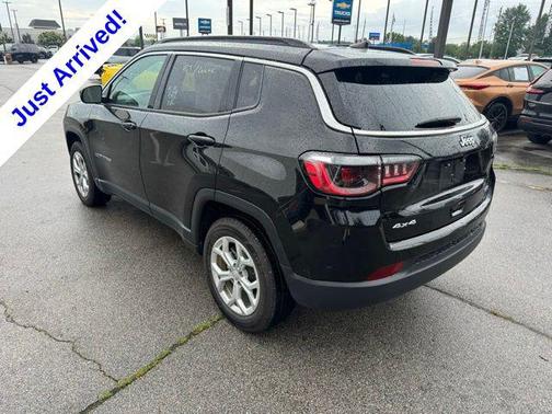 Diamond Black Crystal Pearlcoat 2024 Jeep Compass Latitude