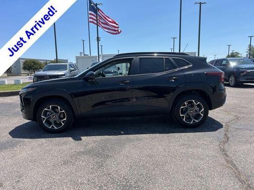 Mosaic Black Metallic 2026 Chevrolet Trax LT