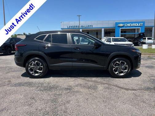 Mosaic Black Metallic 2026 Chevrolet Trax LT
