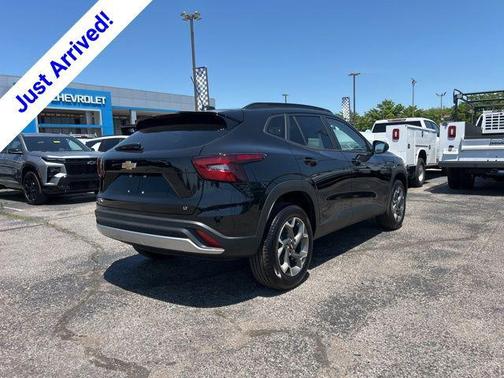 Mosaic Black Metallic 2026 Chevrolet Trax LT