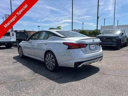 Brilliant Silver Metallic 2023 Nissan Altima 2.5 SL