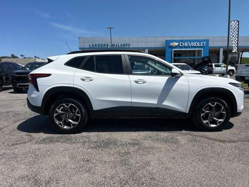 Summit White 2024 Chevrolet Trax LT