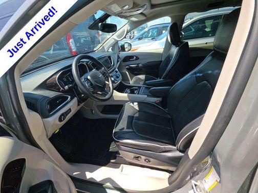 Ceramic Gray Clearcoat 2023 Chrysler Pacifica Limited