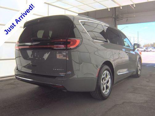 Ceramic Gray Clearcoat 2023 Chrysler Pacifica Limited