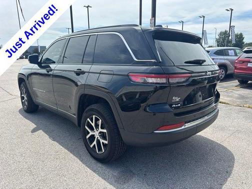 Diamond Black Crystal Pearlcoat 2025 Jeep Grand Cherokee Limited
