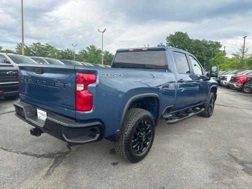 Lakeshore Blue Metallic 2026 Chevrolet Silverado 2500 Custom