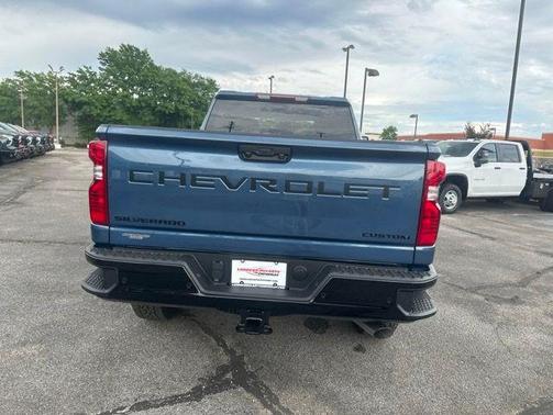 Lakeshore Blue Metallic 2026 Chevrolet Silverado 2500 Custom