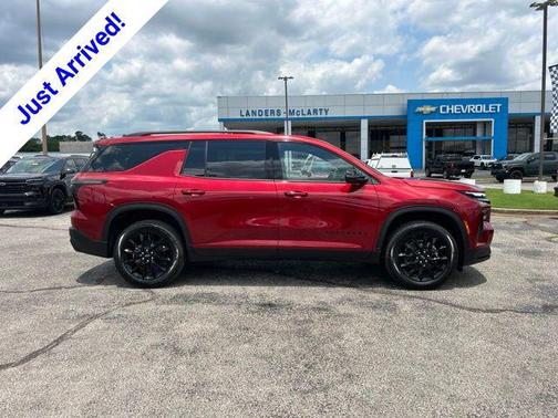 Radiant Red Tintcoat 2026 Chevrolet Traverse LT