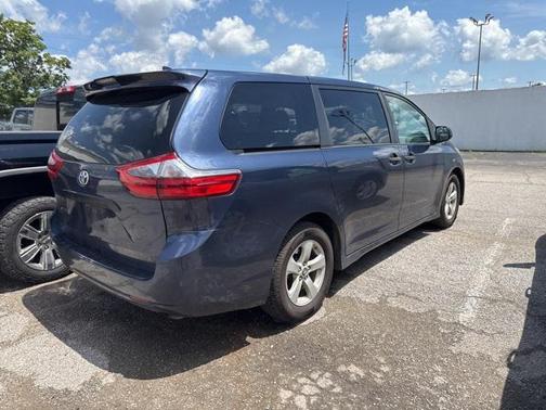 2020 Toyota Sienna SE