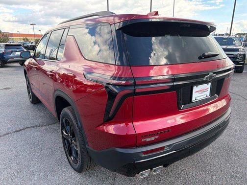 Radiant Red Tintcoat 2027 Chevrolet Traverse LT
