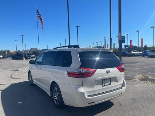 2020 Toyota Sienna XLE