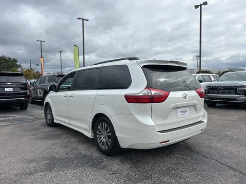 2020 Toyota Sienna XLE