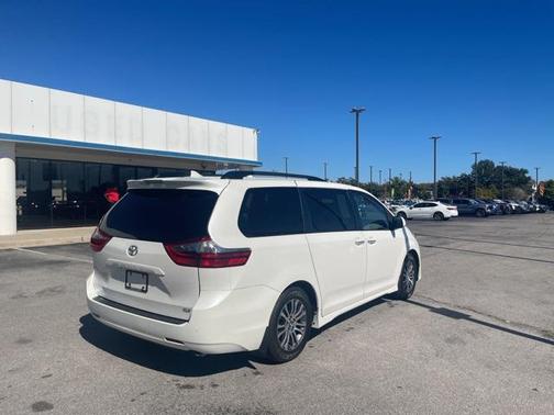 2020 Toyota Sienna XLE