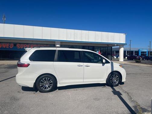 2020 Toyota Sienna XLE
