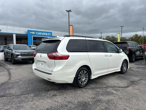 2020 Toyota Sienna XLE