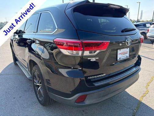 Midnight Black Metallic 2018 Toyota Highlander LE I4
