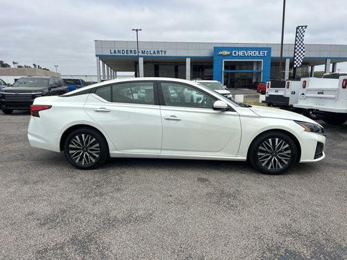 Pearl White Tricoat 2023 Nissan Altima 2.5 SV