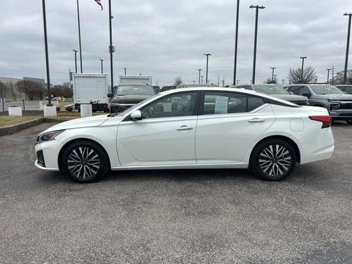 Pearl White Tricoat 2023 Nissan Altima 2.5 SV