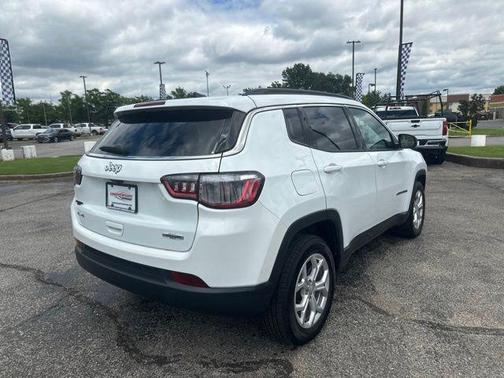 Bright White Clearcoat 2024 Jeep Compass Latitude