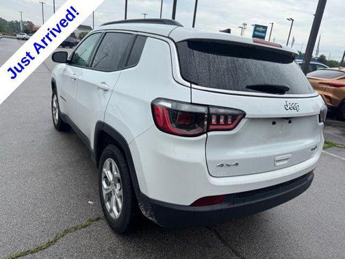 Bright White Clearcoat 2024 Jeep Compass Latitude