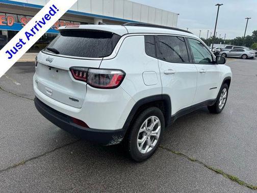 Bright White Clearcoat 2024 Jeep Compass Latitude