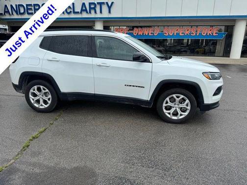 Bright White Clearcoat 2024 Jeep Compass Latitude