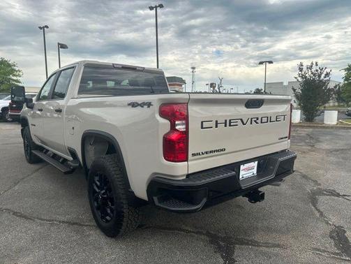 White Sands 2026 Chevrolet Silverado 2500 Custom