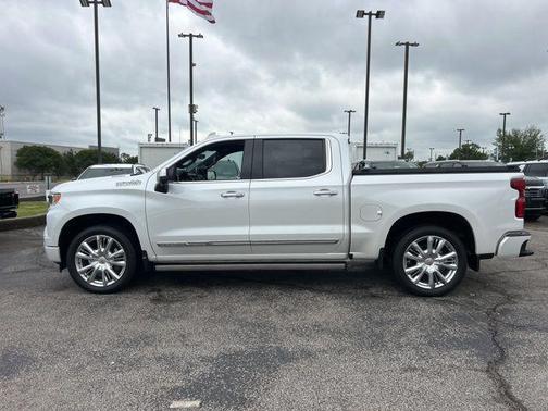 Iridescent Pearl Tricoat 2023 Chevrolet Silverado 1500 High Country