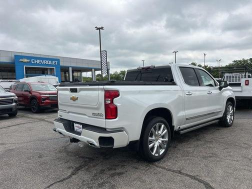 Iridescent Pearl Tricoat 2023 Chevrolet Silverado 1500 High Country