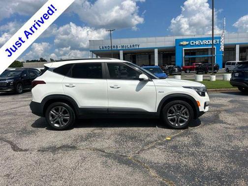 Snow White Pearl 2021 Kia Seltos S