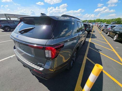 CARBONIZED GRAY METALLIC 2025 Ford Explorer ST-Line