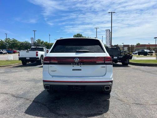 Pure White 2024 Volkswagen Atlas 2.0T SE w/Technology 4MOTION